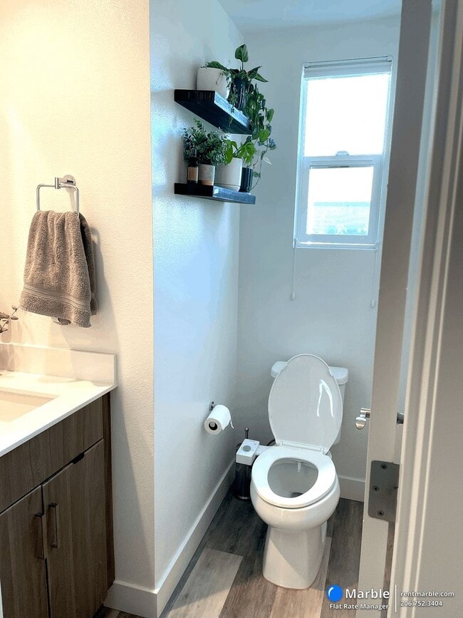 Building Photo - Modern 2-Bedroom, 2.5-Bath Townhome in Oakland