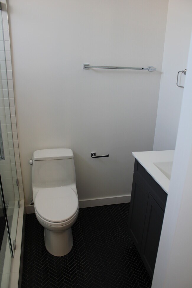 UPSTAIRS BATH - 723 Westmount Dr