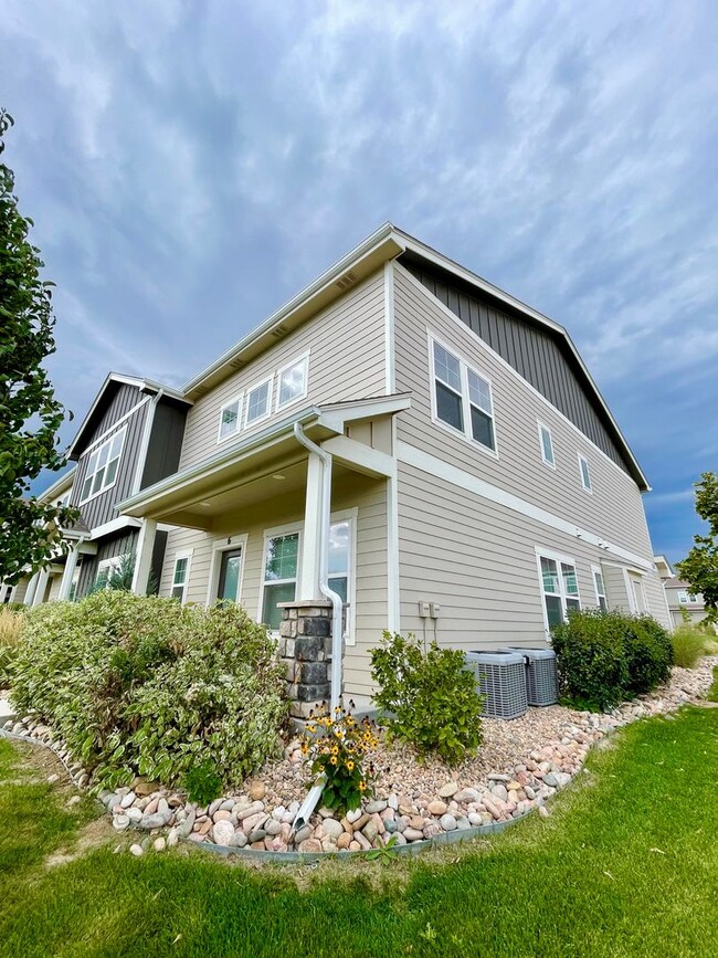 Building Photo - Beautiful 3 bed, 3 bath Townhome in West W...