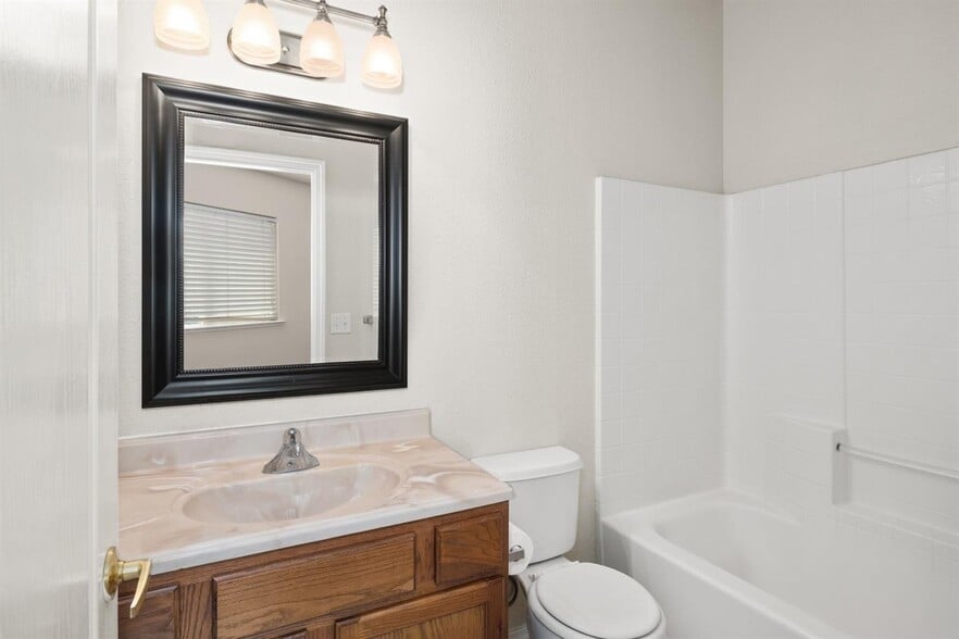 Building Photo - 68 W Bordeaux Ln