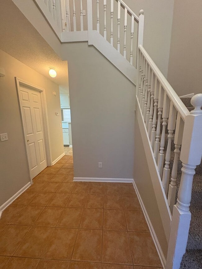 Building Photo - Dunwoody Townhomes!  NEW CARPET!!  PAINT!  NEW WASHER/DRYER