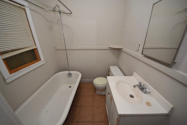 Building Photo - 1 bed, 1 bath near Cooper Young