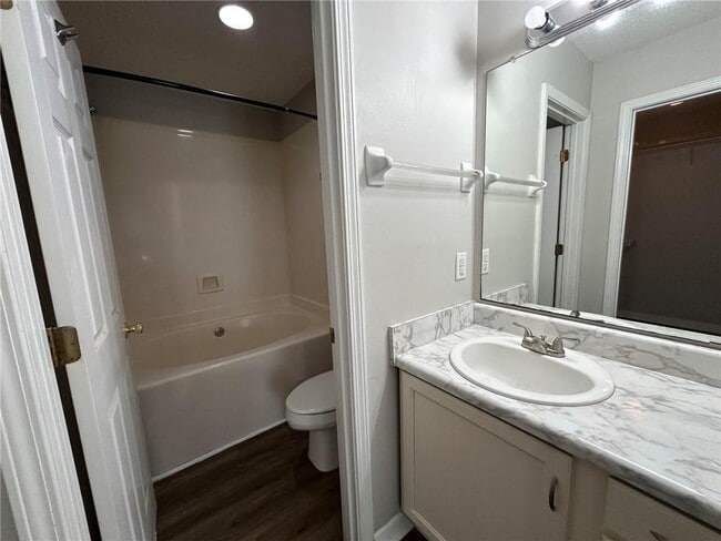 Building Photo - 6626 Woodside Ct E