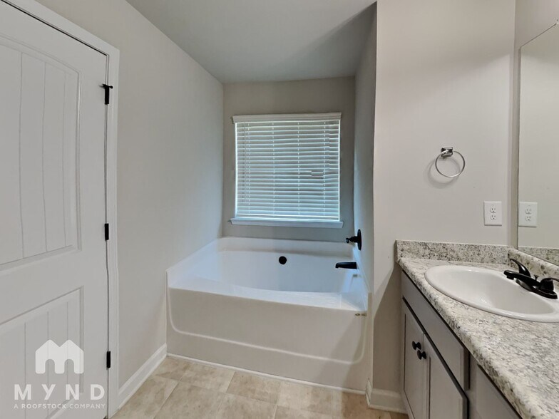 Building Photo - 6063 Oak Bend Ct