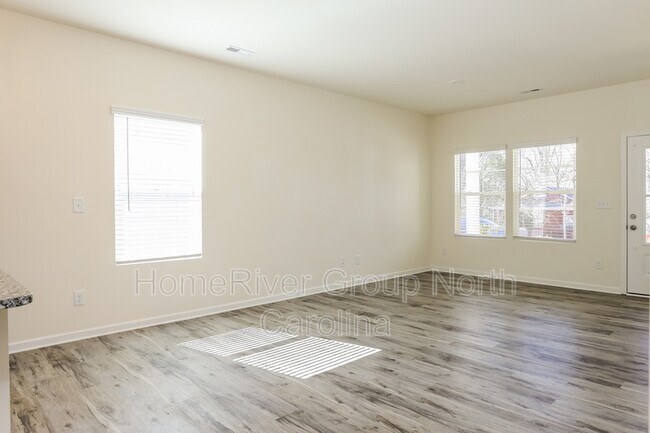 Building Photo - 331 Bell St