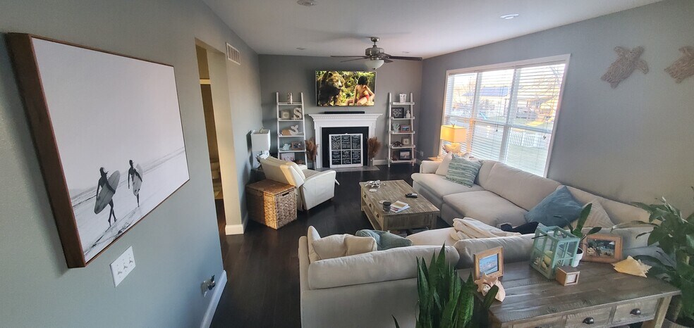 Living room - 1456 Dale Dr