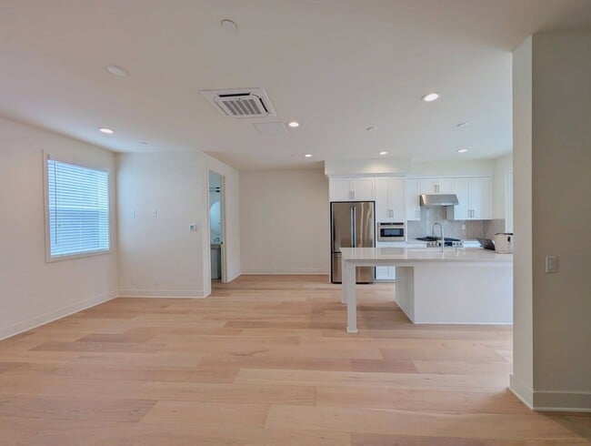 Building Photo - Modern coastal living on Main Street, Huntington Beach!