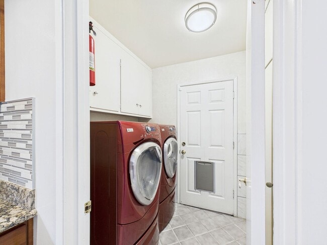 Building Photo - Stunning Turnkey Home in Cambrian!