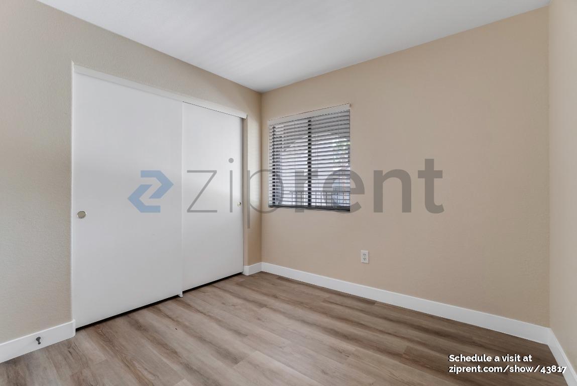 Building Photo - 950 Seven Hills Dr