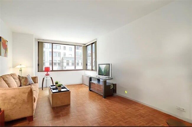 Building Photo - 350 W 50th St