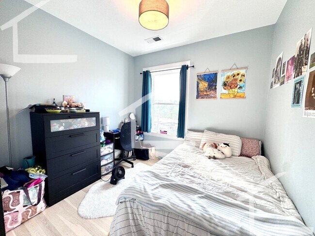 Building Photo - 9/1 No Fee! Newly renovated 3BR/2BA in the heart of Washington Sq!