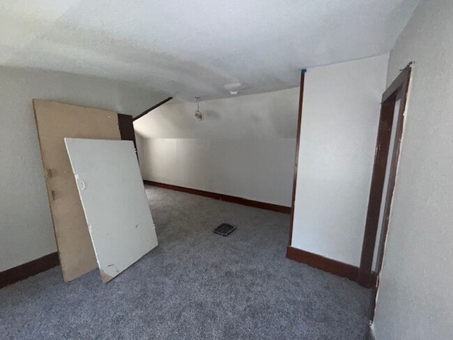 Building Photo - 1208 W 15th St