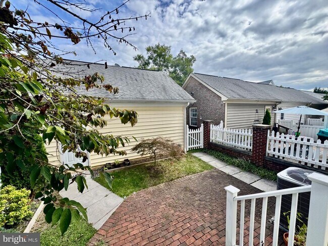 Building Photo - 23517 Gardenside Pl