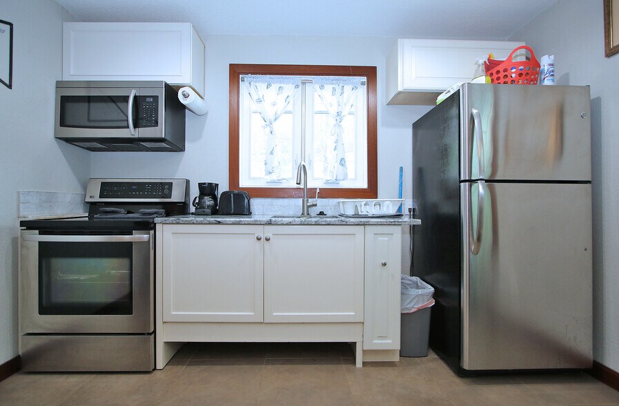 Building Photo - 809 4th Ave N