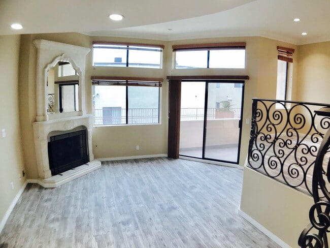 Building Photo - Beautiful Townhouse in Prime Glendale Area!