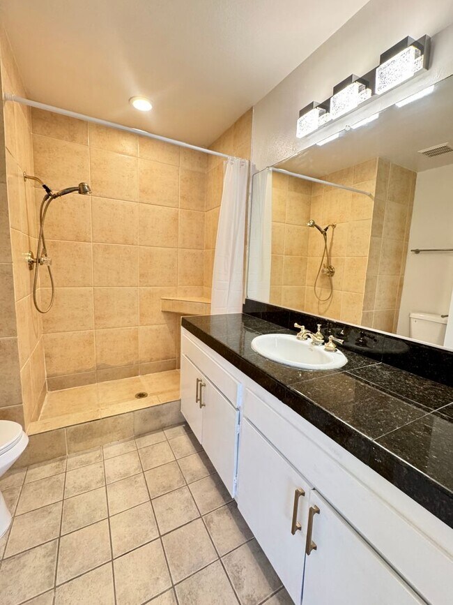 Building Photo - Spacious 2 Bedroom 2 Bath Condo