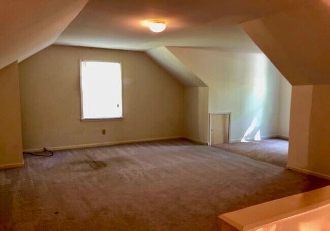 Building Photo - Spacious 3100 sq ft 3 bedroom 2 bath home on over 1.5 acres in Oak Ridge, NC