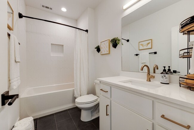 Building Photo - Great modern HPR with garage and view of the river!