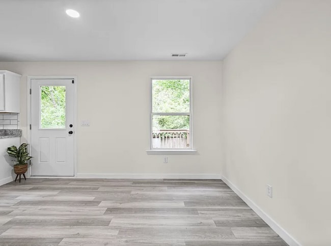 Building Photo - 4 Bedroom Home with Main-Level Primary and Fenced Backyard