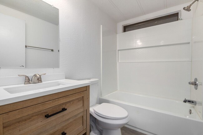 Building Photo - Newly Remodeled 2-Bedroom + Den Home in Ga...
