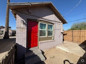 Building Photo - 8 Minutes from Downtown Phoenix!