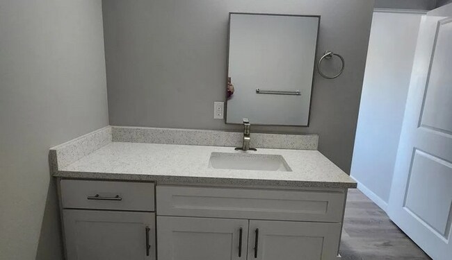 Building Photo - *** 2nd month FREE!!!  Rent Special***Newly Remodeled Tacoma Gem - Modern Comfort and Style in a ...