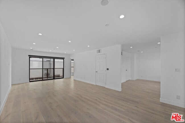 Building Photo - 725 N Alfred St