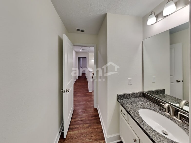Building Photo - 405 Crestrun Loop