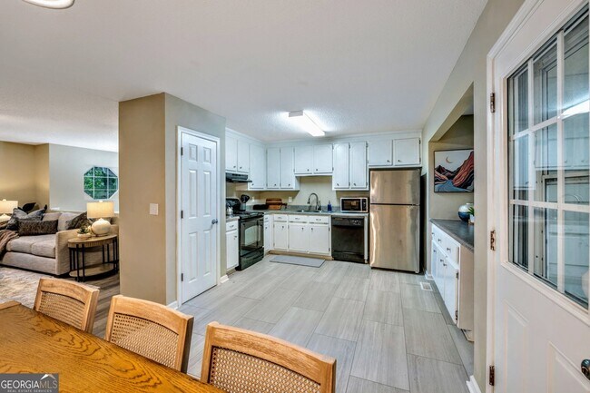 Building Photo - 8008 Clearview Cir