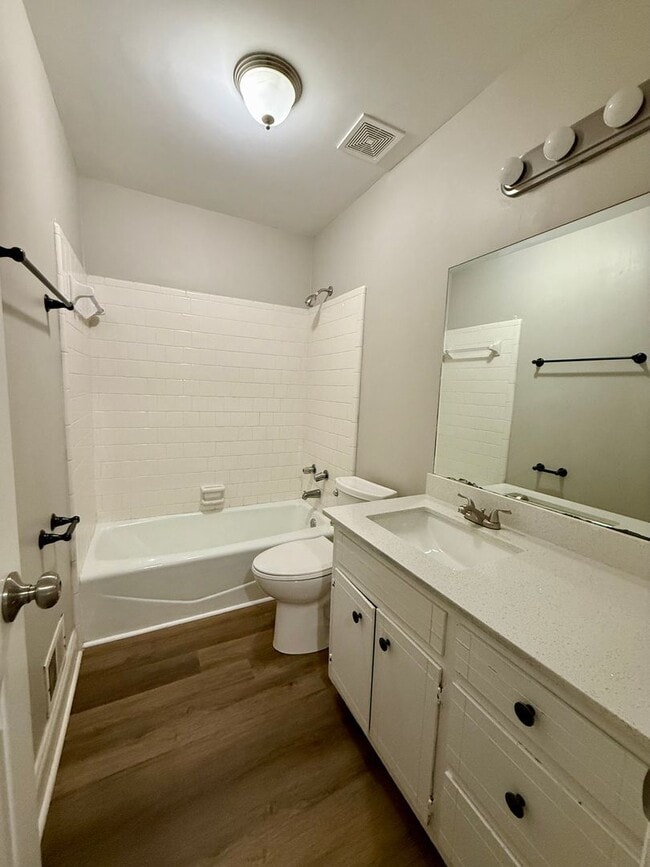 Building Photo - 2 bed / 1.5 bath townhome in Oakwood