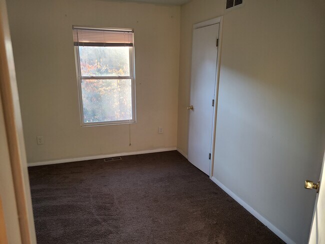 Building Photo - 137 Chelsea Cir