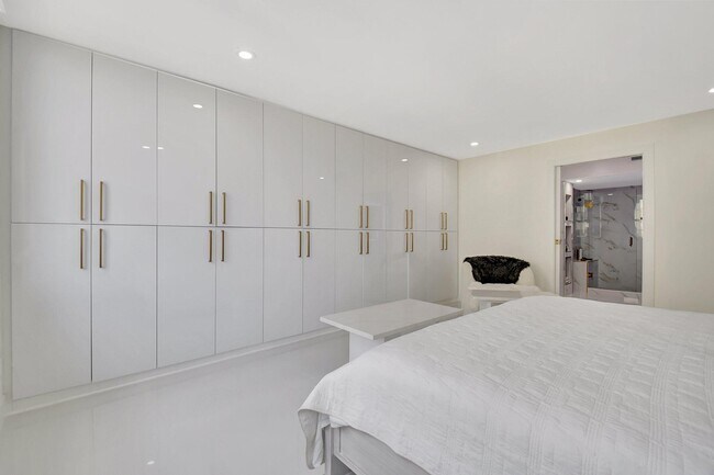 Building Photo - 5440 N Ocean Dr