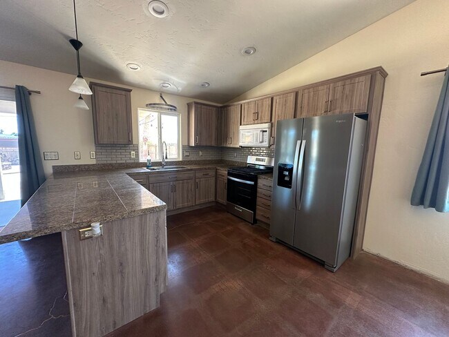 Building Photo - *$100.00 off 1st months Rent Move in Special!*Open Concept 3 Bedroom 2 Bath Home