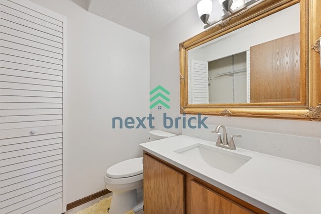 Building Photo - Lake Sammamish View Home with Spacious Decks in Prime Bellevue Location