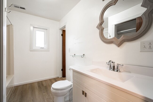 Building Photo - Beautiful 2 Bedroom Single Family on Paddock Lake