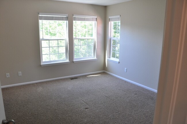 Building Photo - Stunning Town home in Mid Town!