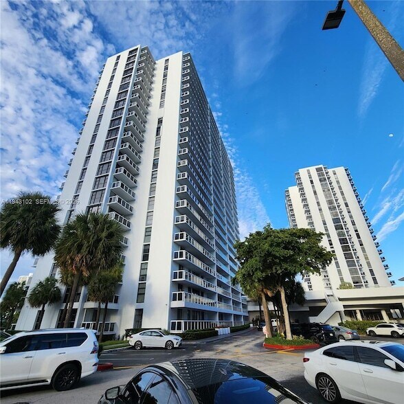 Building Photo - 20505 E Country Club Dr