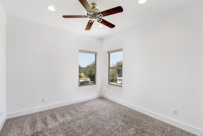 Building Photo - 1006 Lipan Trail