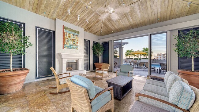 Building Photo - Short term ONLY Amazing 2/2 condo in the heart of downtown Sarasota with Bay View!