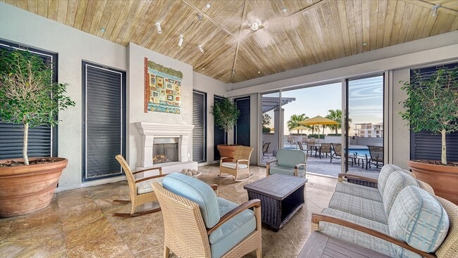 Building Photo - VACATION RENTAL Amazing 2/2 condo in the heart of downtown Sarasota with Bay View!