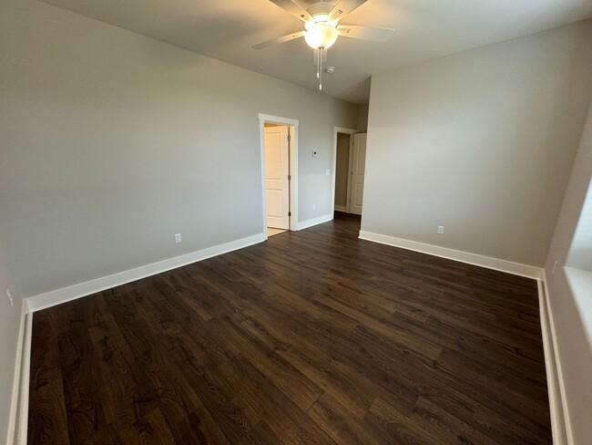 Building Photo - 3BD/3.5BA - LARGE END UNIT @ THE RESERVE