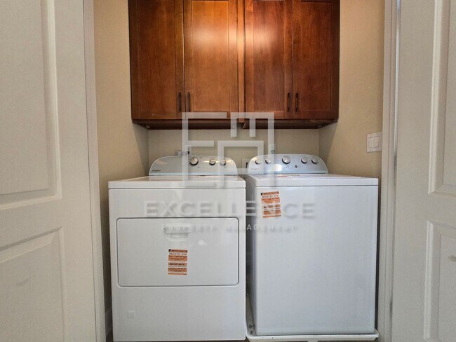 Building Photo - 3/3.5 Townhouse with 2 Car Garage, 2 Maste...
