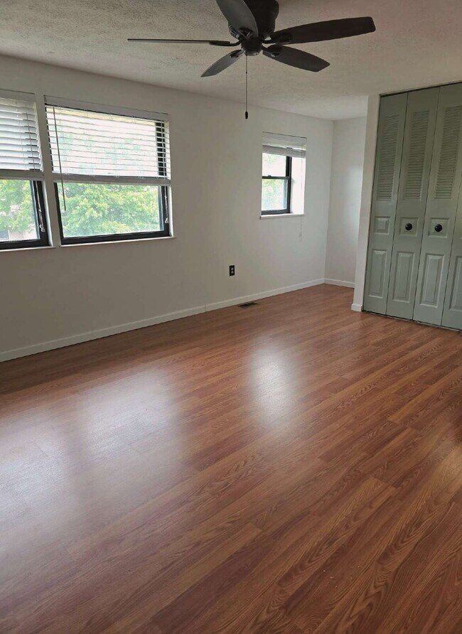 Building Photo - Beautiful Three Bedroom Townhome in Hunting Ridge Community
