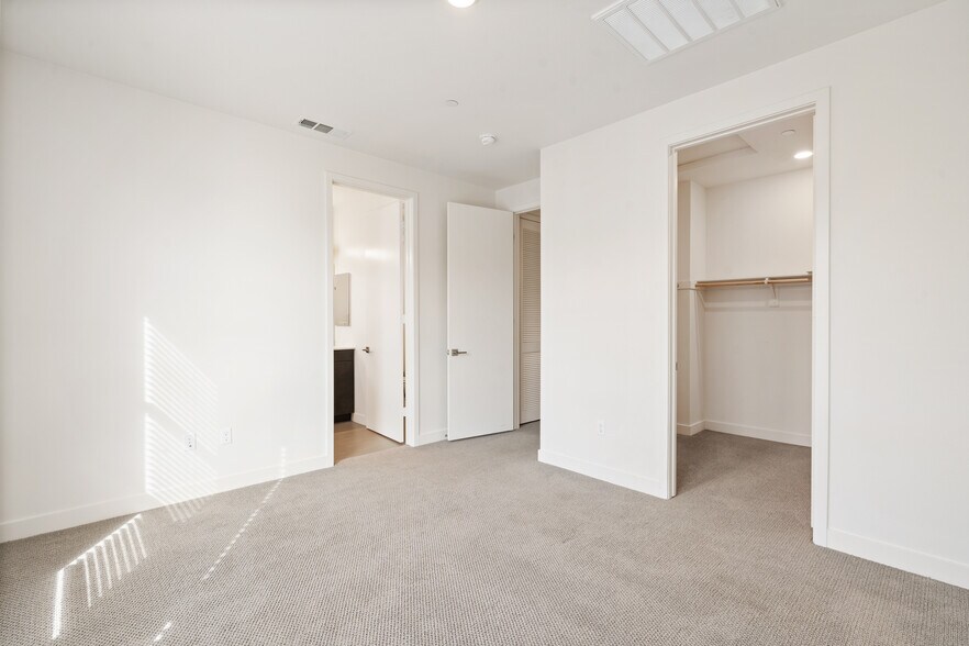 Building Photo - 2700 E Chaucer St