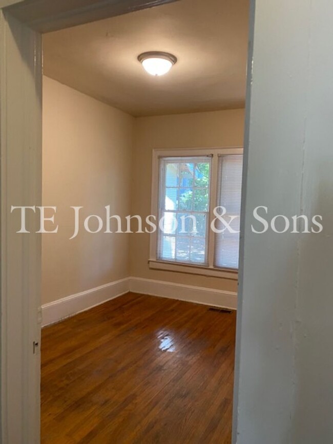 Building Photo - 3 Bedroom Close to Baptist Hospital!