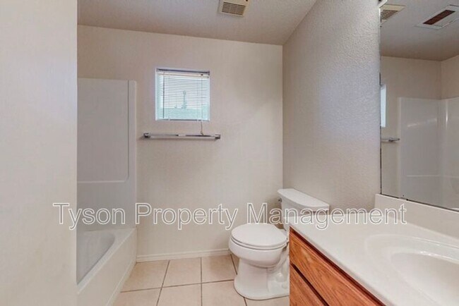 Building Photo - 633 Valley Meadows Dr