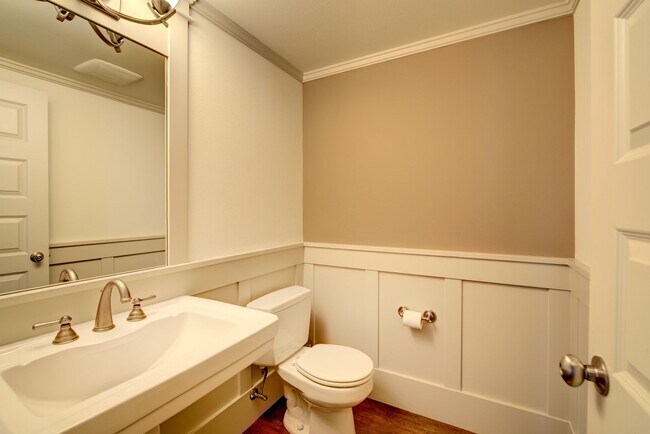 Building Photo - 2bd/2.25ba Seattle Townhome