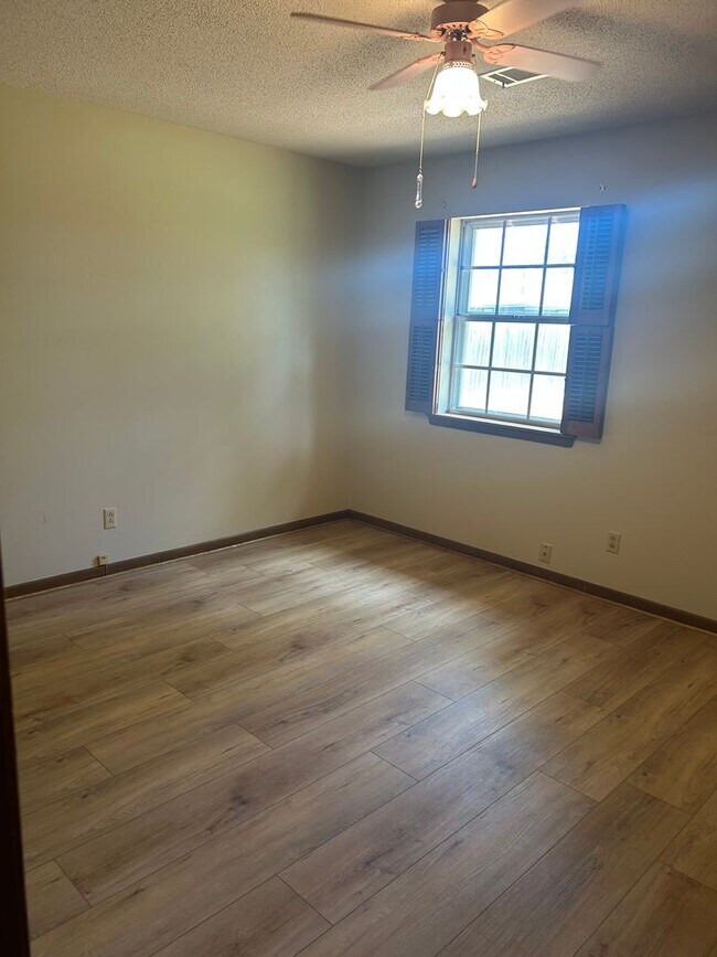 Building Photo - Contact Peggy Goodman 501 676 1758