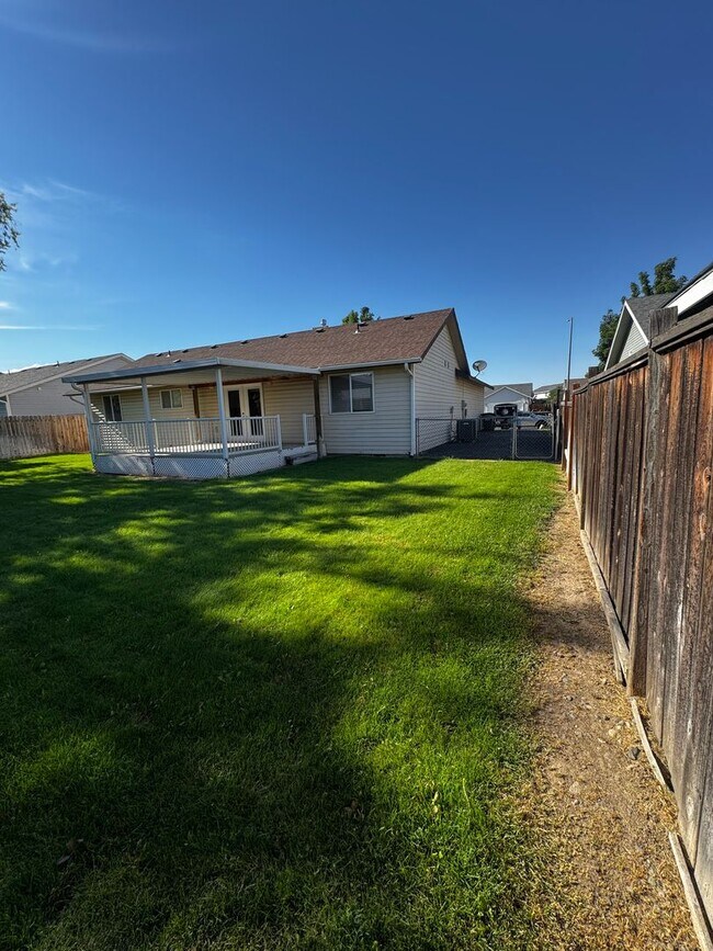 Building Photo - Fully Renovated Home in Crossroad Neighborhood!