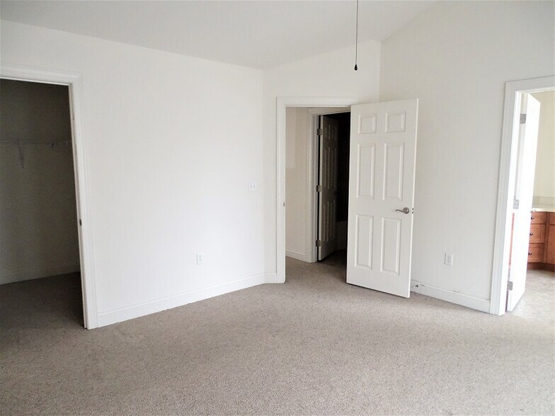 Building Photo - 766 Oak Leaf Ln